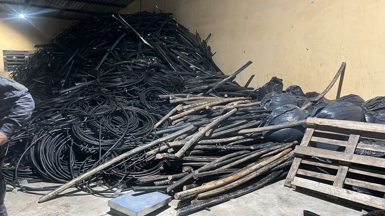 Polícia apreendeu cabos telefônicos, ferramentas e máquinas utilizadas para descascar fios