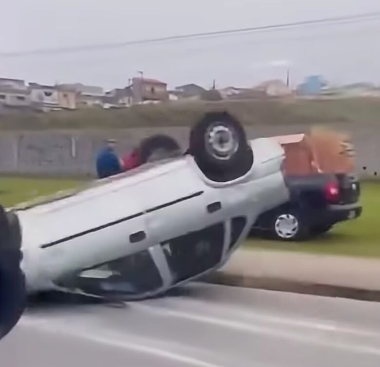 Dois carros capotam e deixam um ferido em Mogi