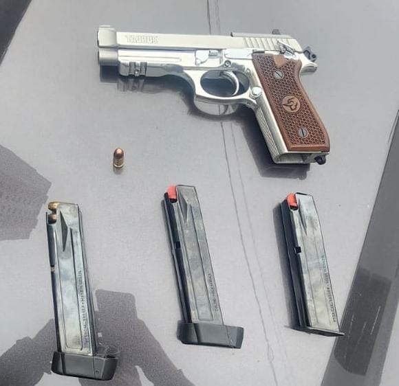 Arma estava carregada com 16 munições e foi encontrada no carro do suspeito