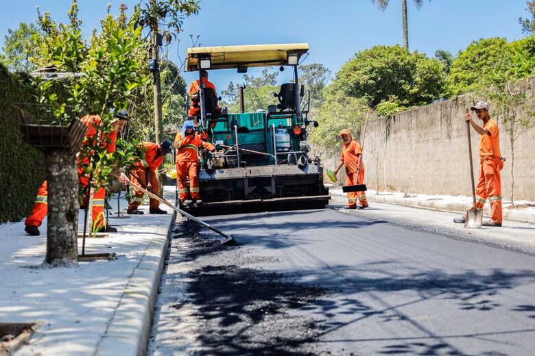 Obras no Parque Alvorada avançam com aplicação de asfalto na rua do Palácio