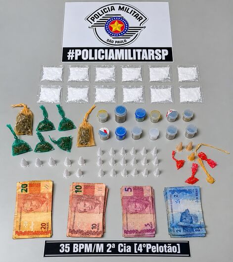 Os policiais encontraram uma sacola contendo 22 invólucros de maconha, sete invólucros de crack e 31 eppendorfs de cocaína
