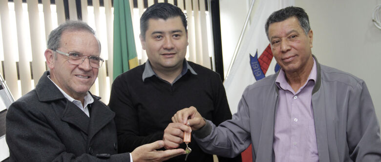 Chaves da antiga sede da Câmara foram entregues ao prefeito Rodrigo Ashiuchi (PR)