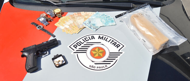 Policiais levaram tijolo de maconha, dinheiro, jóias e pistola de airsoft ao 1º Distrito Policial (DP