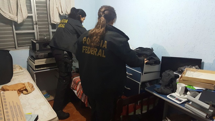 Agentes da PF fazendo vistorias em imóvel do suspeito em Poá