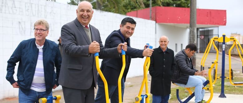 Academia ao ar livre foi entregue pelo prefeito Rodrigo Ashiuchi