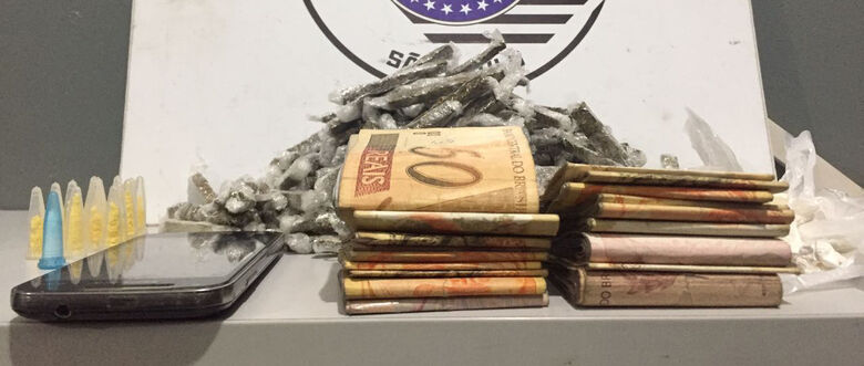 Homem estava com 500 gramas de drogas e R$ 1.668 em dinheiro