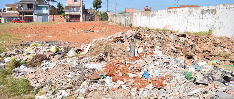 Moradores reclamam de descarte de lixo em terreno no Jardim Varan