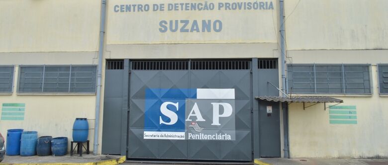 Em Suzano, a mãe de um detento temporário tentou entrar com um minicelular