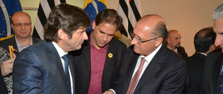 Prefeito Gian Lopes e o deputado André do Prado entregaram documento ao governados Geraldo Alckmin