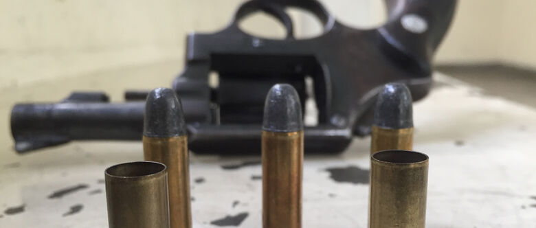 Das cinco munições, duas estavam deflagradas por causa de ataque contra pedestre e policiais