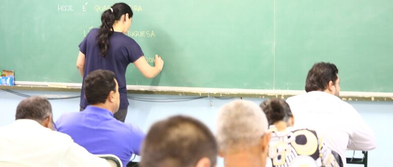 Interessados podem optar pela docência em salas, classes ou projetos da Secretaria da Educação, como no Centro de Estudos de Educação de Jovens e Adultos (CEEJA)