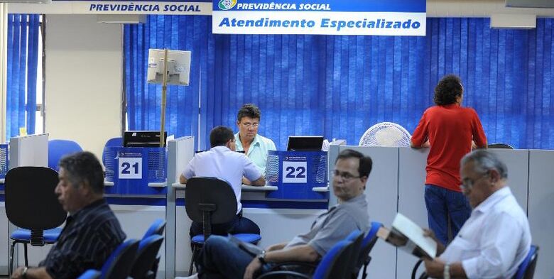 Antecipação da 1ª parcela do benefício começou a ser distribuída nesta sexta-feira