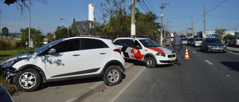 Assaltantes perderam controle e bateram em muro