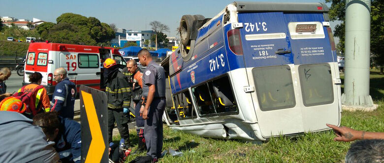 Van saiu de Santa Isabel e capotou no quilômetro 226, em Guarulhos