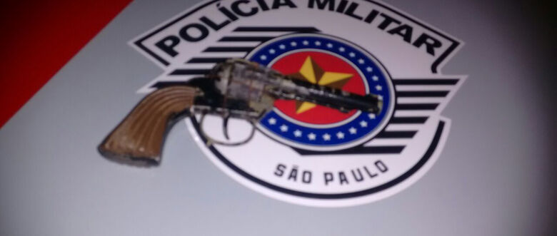 Suspeito de roubo usou arma de brinquedo semelhante ao revólver calibre 38
