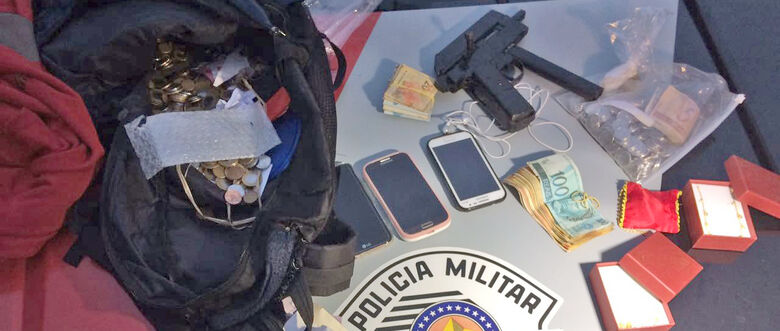 Polícia Militar (PM) prendeu um suspeito e localizou metralhadora, além de recuperar dinheiro, joias e celulares das vítimas