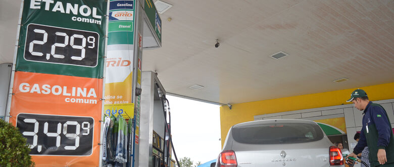 Preço do combustível varia até 23%. Motoristas estão pesquisando antes de abastecer