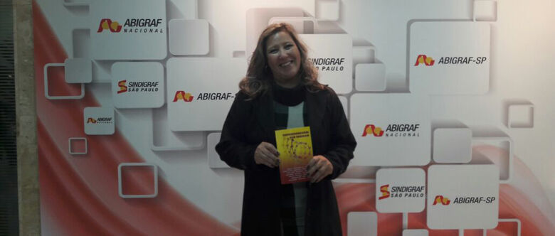 Giselle Roncado é uma das autoras do livro 