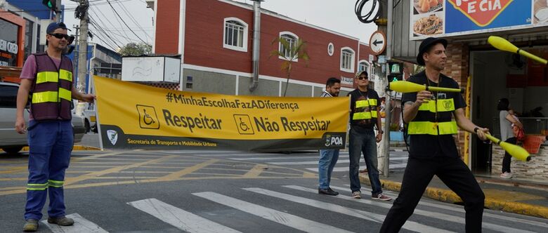 Iniciativa aconteceu nas avenidas Nove de Julho e Leonor Bolsoni Marques da Silva, no Centro de Poá