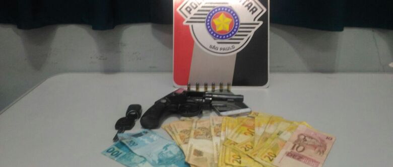 Polícia encontrou revólver e dinheiro com suspeito da 'gangue dos encapuzados'