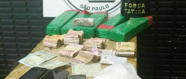 Em Ferraz, a PM apreendeu cinco tijolos de maconha e R$ 5,3 mil.Duas pessoas foram presas