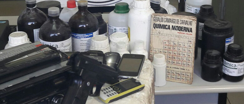 Produtos para o refino, livro de química e arma falsa foi encontrada em casa de suspeitos