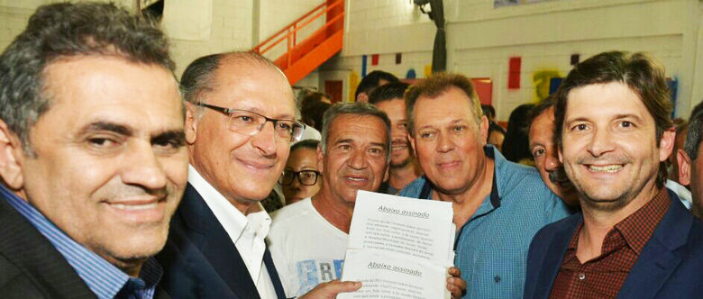 Comitiva poaense entregou novamente ao governador cópia do abaixo-assinado com mais de sete mil assinaturas pedindo apoio para a unidade de saúde não ser fechada