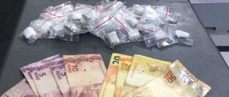 Polícia Militar (PM) apreendeu com eles 128 eppendorfes de cocaína, 44 trouxas de maconha, além de R$ 190