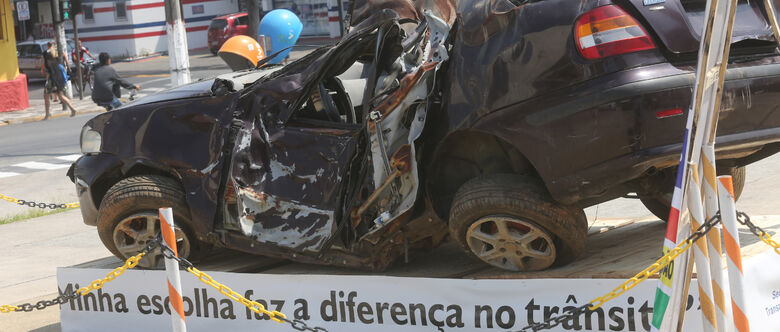 Veículos destruídos em acidentes ficam expostos em dois locais