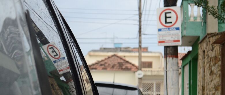 Motoristas que visitam a região central de Suzano têm dificuldades na hora de estacionar. Isso porque as vagas se mostram insuficientes durante os horários e dias de pico