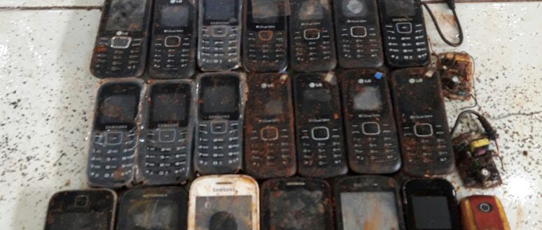 Em Suzano, foram encontrados 26 telefones celulares