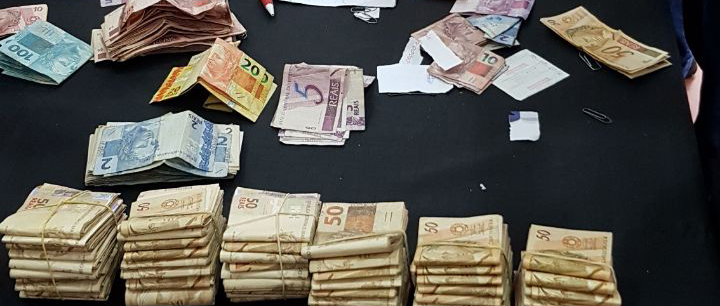 Polícia recuperou aproximadamente R$ 104 mil em imóvel no qual um foi preso