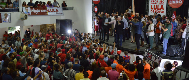 Lula foi recebido por cerca de 600 pessoas mais autoridades políticas