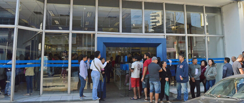 Correntistas da Caixa Econômica Federal e do Banco do Brasil (BB) com mais de 70 anos recebem nesta terça-feira (17)