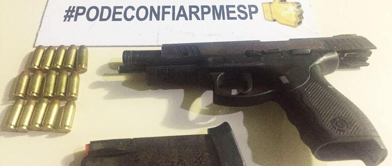Pistola calibre .40 foi encontrada com suspeito em Itaquá. Homem admitiu que intenção era cometer assaltos