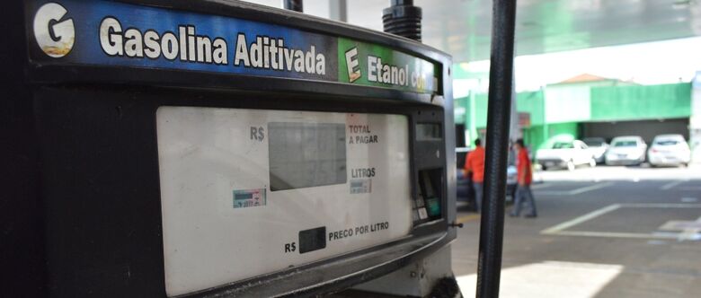 Preço da gasolina vendida pela Petrobras nas refinarias será elevado em 0,8%, a partir deste sábado (14)