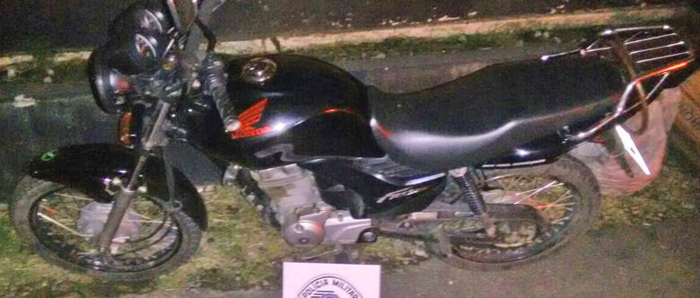 Polícia Militar recuperou moto roubada. Segundo assaltante conseguiu fugir