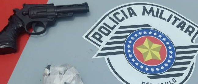 Polícia localizou drogas e revólver de brinquedo com adolescentes