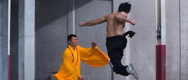 'A Origem do Dragão' conta a história do ícone das artes marciais, Bruce Lee (Philip Ng) e de seu rival, o mestre de Kung Fu, Jack Man (Yu Xia)