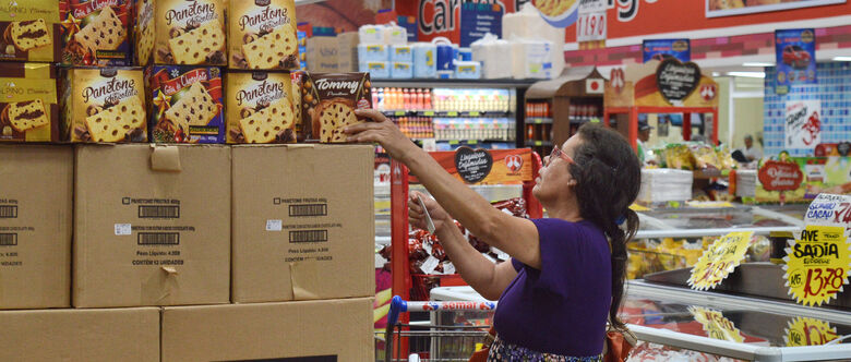 Consumidores procuram produtos para a ceia de Natal nos supermercados