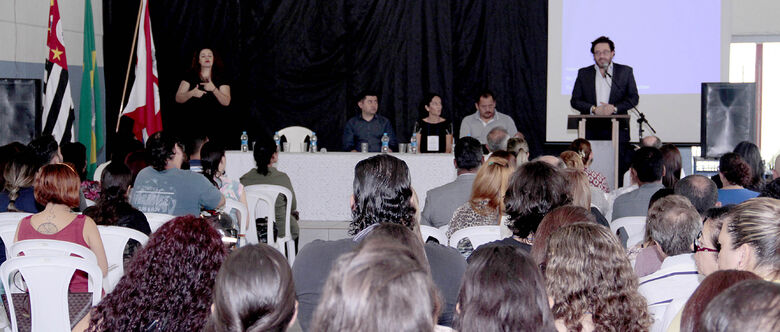 Conferência foi realizada ontem na Escola Antonio Marques Figueira