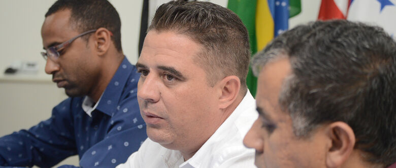 Leandrinho concedeu entrevista ao lado de Morgado e Max do Futebol