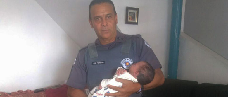 Policiais Militares (PMs), da Base Comunitária do Parque São Francisco, salvaram recém-nascido, de 13 dias