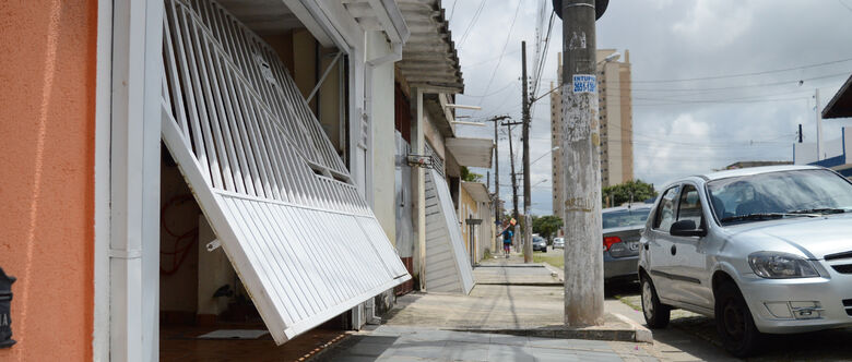 Portão automático Não poderá atingir calçada. Em São Paulo já funciona