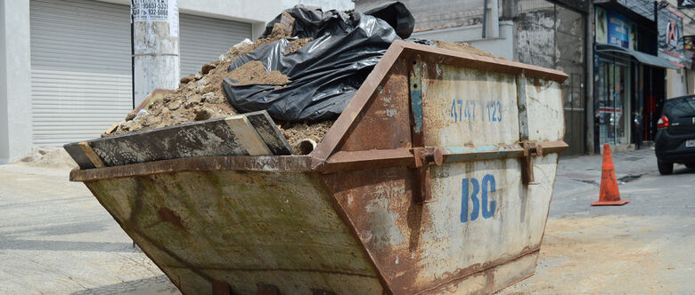 Caçambas vão sofrer padronização para evitar irregularidades na região central