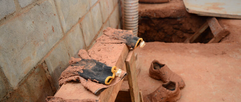 Botas, luvas e outros equipamentos foram encontrados ao lado de túnel