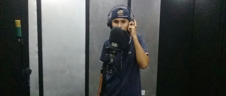 Mc Kenny, de 16 anos na escola de funk (Liga do Funk), em São Paulo