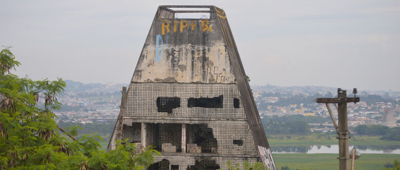 Mirante segue em toral ruínas no bairro do Sesc