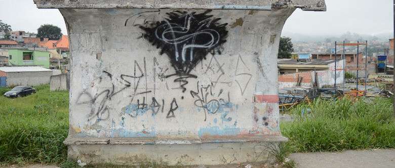 Abrigos estão danificados em estradas de Suzano. Prefeitura promete solução