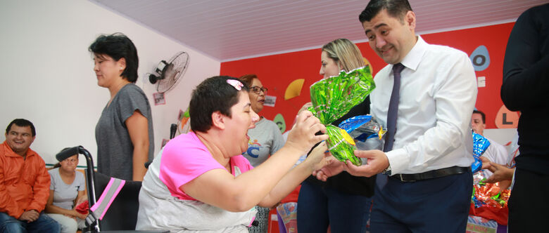 Distribuição dos doces é realizada pelo Fundo Social de Solidariedade desde a última segunda-feira (26) para cerca de 1,6 mil pessoas, entre crianças, adolescentes e adultos atendidos por 30 associações conveniadas e unidades municipais que prestam serviç